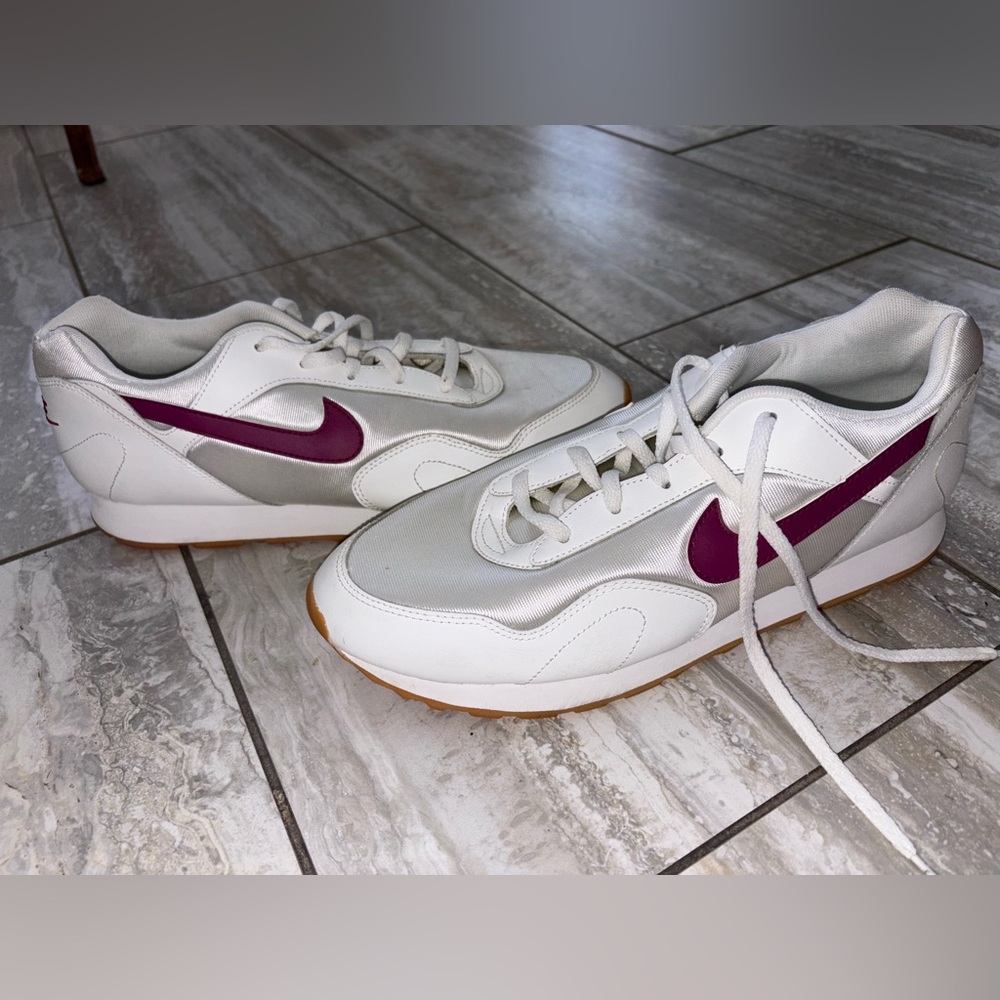 Nike Women's White and Magenta Sneakers sz 11 athletic fashion running shoes
